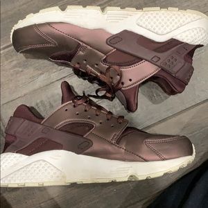 Nike Maroon Huaraches. Run a little small